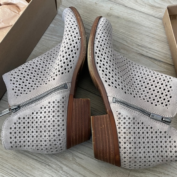 Lucky brand low beige booties 10M - Picture 3 of 6